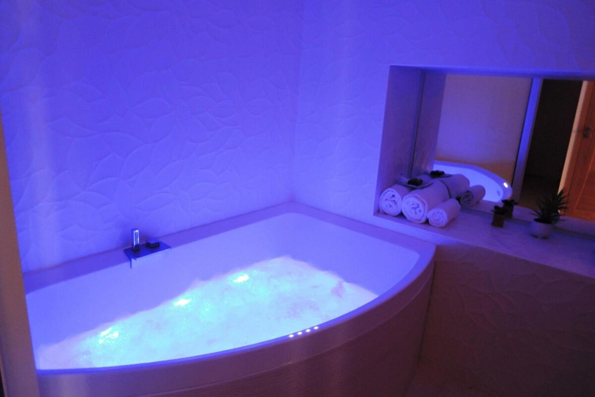 L'Eau Vive Jacuzzi Et Sauna En Vieille Ville 5 Annecy Exterior photo